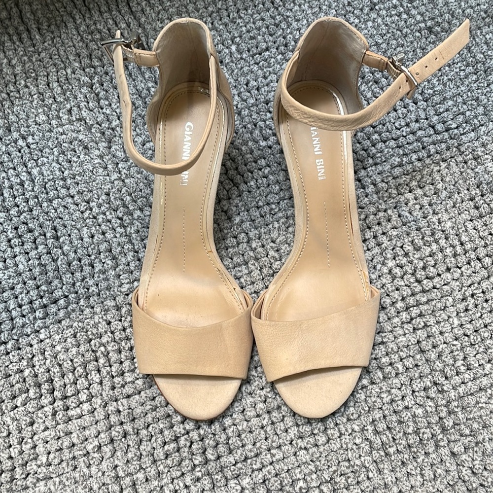 Gianni Bini nude leather shoe, 2.5in heel, worn once